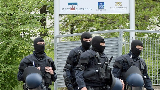 Sondereinsatzkräfte der Polizei vor der Erstaufnahmestelle in Ellwangen (Bild: APA/AFP/dpa/Stefan Puchner)