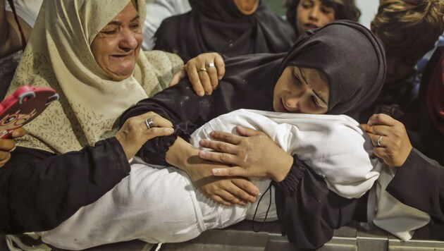 Die Mutter weint um ihr kleines Mädchen. (Bild: AFP)