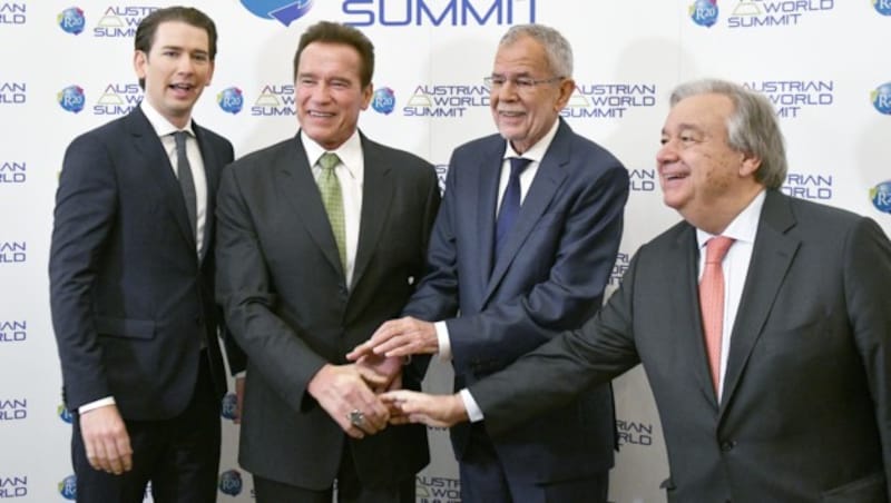 Kurz, Schwarzenegger, Van der Bellen und Guterres (Bild: APA/HANS PUNZ)