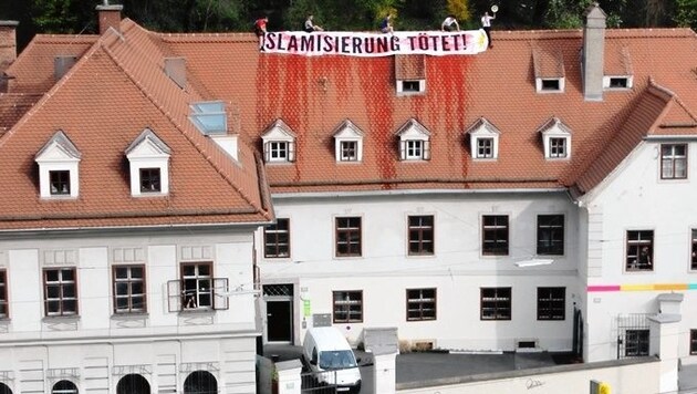 Kunstblut, Bengalen, Transparent - dumme Aktion der Identitären gegen Parteizentrale der Grünen in Graz. (Bild: Grüne Steiermark)