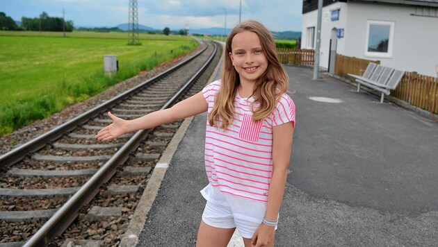 Die zwölfjährige Alina aus Munderfing wartet auf ihren Zug an der Haltestelle Achenlohe, der sie schnell und sicher in die Schule nach Seekirchen bringen soll - allerdings vergebens. (Bild: Manfred Fesl)