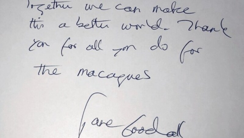 „For Svenja. Together we can make this a better world. Thank you for all you do for the macaques. Jane Goodall“, schrieb die berühmte Schimpansenforscherin. Zu Deutsch: „Für Svenja. Gemeinsam können wir diese Welt besser machen. Danke für alles, was Du für die Makaken tust. Jane Goodall“ (Bild: Claudia Fischer)