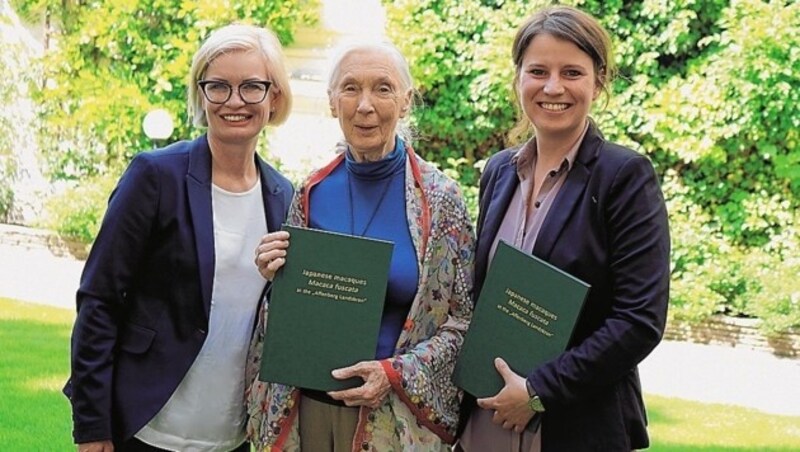 Svenja Gaubatz, Jane Goodall und Lena Pflüger. (Bild: Claudia Fischer)