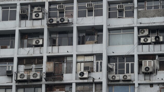Balkone mit Klimaanlagen (Bild: AFP (Symbolbild))