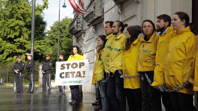 Greenpeace demonstriert immer wieder gegen CETA, hier 2018 vor dem Bundeskanzleramt (Bild: Mitja Kobal)