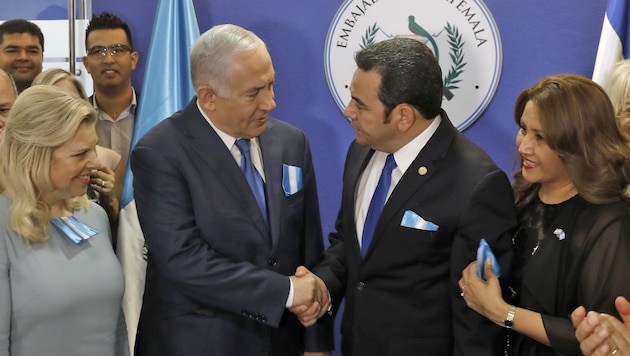 Jimmy Morales, Präsident von Guatemala, mit Israels Premierminister Benjamin Netanyahu bei der Eröffnung der Botschaft in Jerusalem (Bild: AFP)