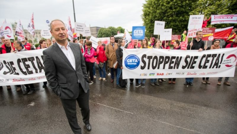 Andreas Schieder bei einer Protestaktion gegen den Beschluss des Freihandelsabkommens CETA (Bild: APA/GEORG HOCHMUTH)