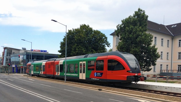 Obwohl die Verlängerung seit Herbst 2017 fertig ist, darf die S-Bahn wegen fehlender Genehmigungen der Bundesbehörde noch nicht durch Weiz fahren. (Bild: StLB)