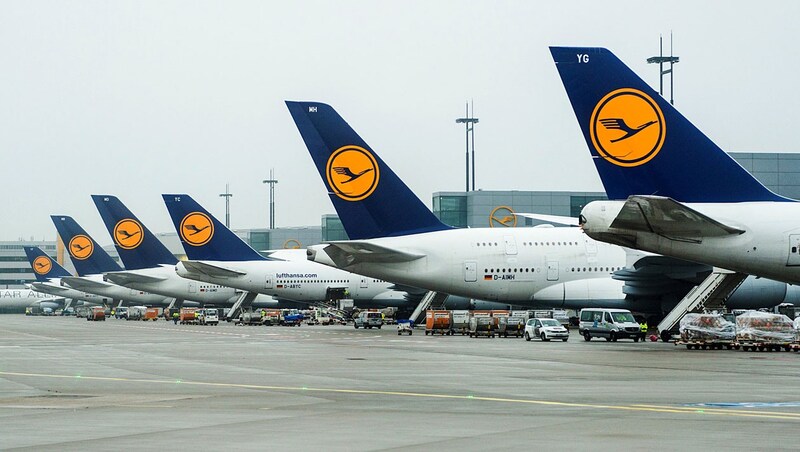 Lufthansa-Flieger in Frankfurt (Archivbild) (Bild: APA/dpa/Christophe Gateau)