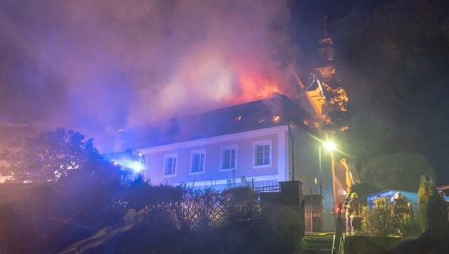 Gespenstische Szenen beim Brand des Pfarrhofs in Frankenmarkt (Bild: FOTOKERSCHI.AT/KERSCHBAUMMAYR)