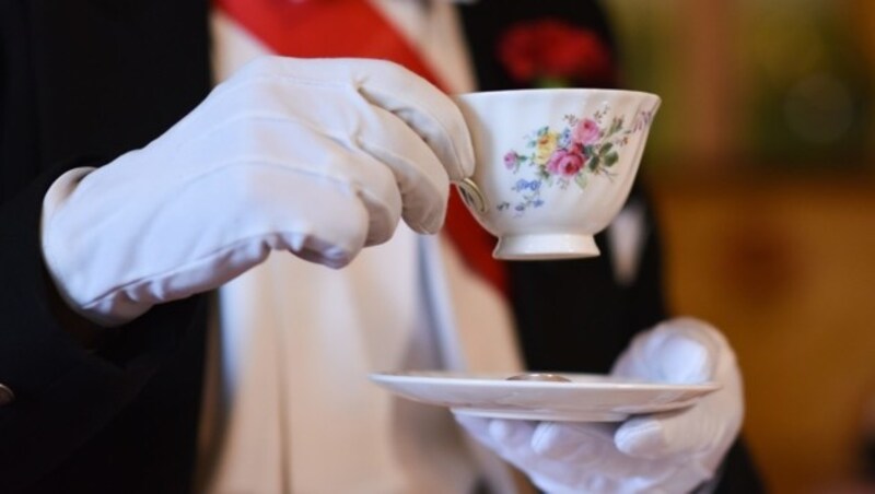 So hält man die Teetasse richtig. (Bild: AFP or licensors)