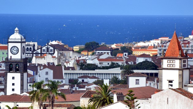 Ponta Delgada ist die Hauptstadt der zu Portugal gehörenden Azoren (Symbolbild). (Bild: stock.adobe.com, krone.at-Grafik)