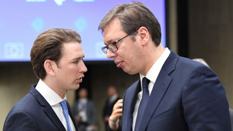 Bundeskanzler Sebastian Kurz mit Serbiens Staatspräsident Aleksandar Vucic (Bild: AP)