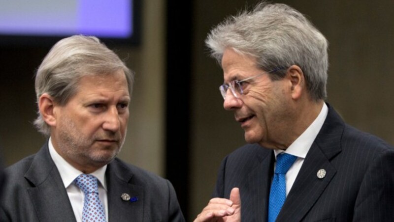 Johannes Hahn (li.) mit Italiens (Noch)-Ministerpräsident Paolo Gentiloni (Bild: AFP)