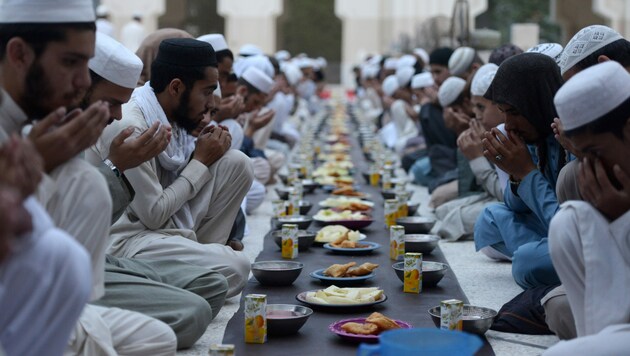 Gemeinsames abendliches Fastenbrechen während des Ramadan (Bild: AFP)