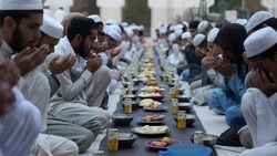 Gläubige Muslime beim Abendessen (Archivbild) (Bild: AFP)