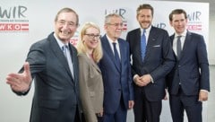 Christoph Leitl wurde von Wirtschaftsministerin Margarete Schramböck, Bundespräsident Alexander Van der Bellen, dem neuen WKÖ-Präsidenten Harald Mahrer und Bundeskanzler Sebastian Kurz verabschiedet. (Bild: APA/GEORG HOCHMUTH)