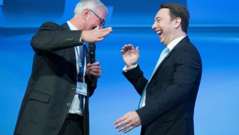 Ex-Landesrat Elmar Podgorschek (li.) und sein Parteichef LH-Vize Manfred Haimbuchner: Auch Spaß hat Platz in der Politik. (Bild: fotokerschi e.U. Werner Kerschbaummayr)