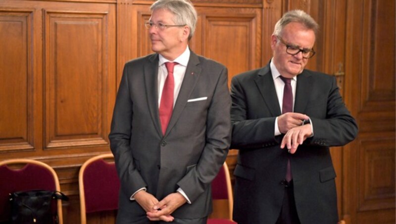 Die SPÖ-Landeshauptleute Peter Kaiser (Kärnten) und Hans Niessl (Burgenland) (Bild: APA/ROLAND SCHLAGER)