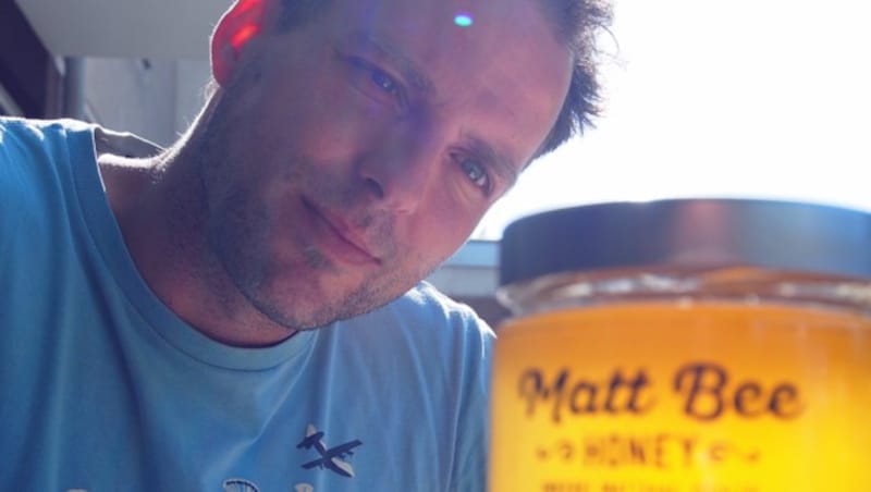 Matthias Pichler blickt stolz auf das „Gold“ seiner Bienen. (Bild: Matt Bee Honey)