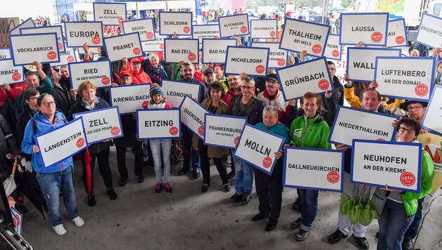 17.09.2016 in Linz: Eine der Demonstrationen gegen CETA und TTIP,die es in Oberösterreich mehrfach gab. Hier untermauern Gemeinden, die ihrerseits Resolutionen in den Gemeinderäten gefasst hatten, ihren Protest. (Bild: © Harald Dostal / 2016)