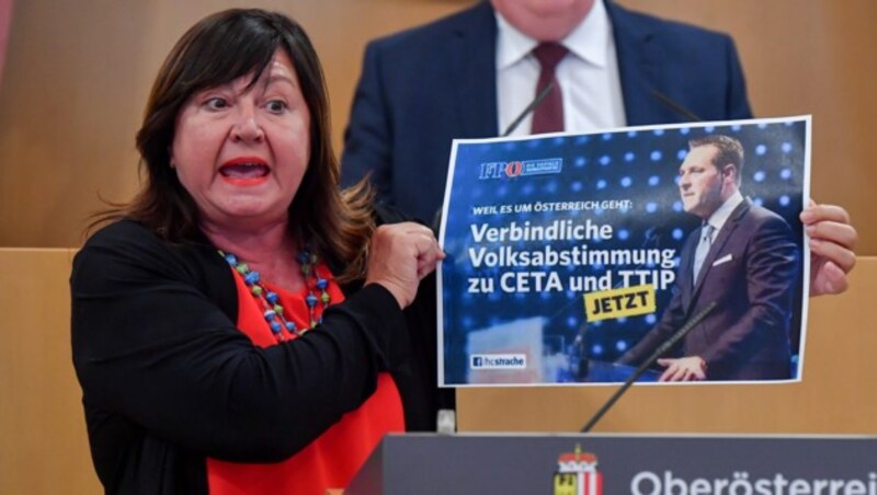 Gisela Peutlberger-Naderer (SPÖ) erinnert an die FPÖ-Forderung einer verbindlichen Volksabstimmung über CETA aus dem Nationalratswahlkampf 2017. (Bild: © Harald Dostal / 2018)