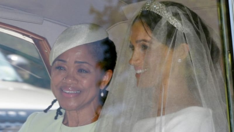 Meghan Markle mit ihrer Mama Doria Ragland (Bild: AP)