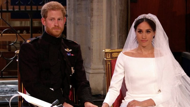 Prince Harry and Meghan Markle at the altar (Bild: AP)