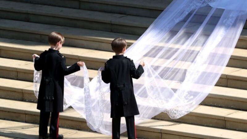 Die „Page Boys“ John und Brian Mulroney trugen den Schleier von Meghan Markles Brautkleid. (Bild: AFP and licensors)