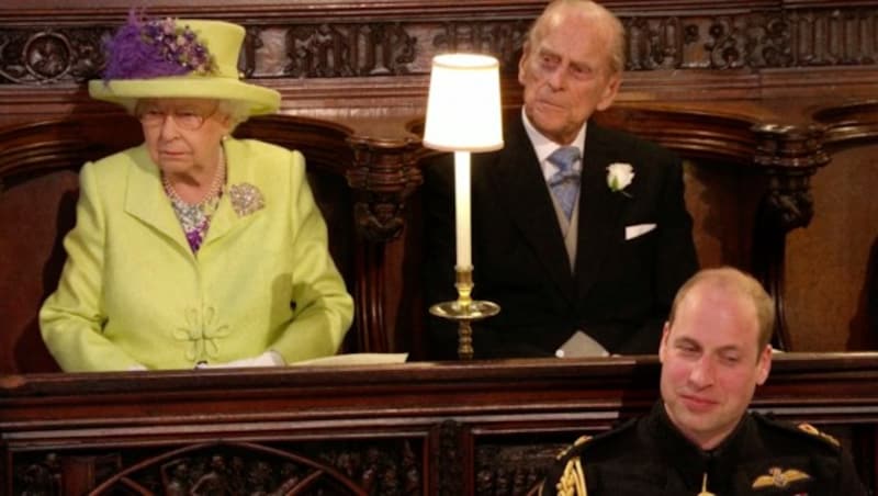 Queen Elizabeth und Prinz Philip sowie Prinz William (Bild: AP)