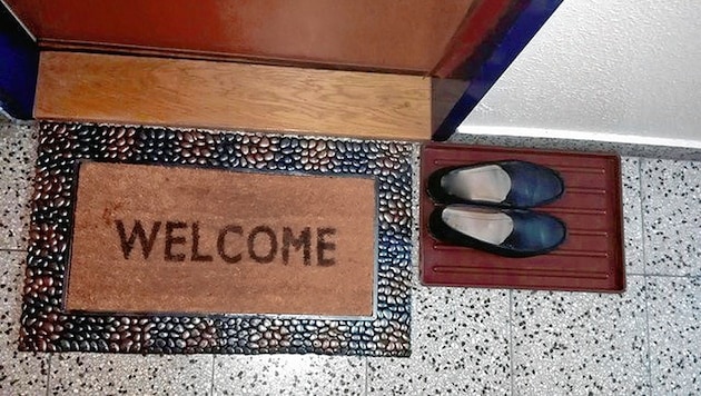 Die Fußmatte vor der Tür ist erlaubt, die Abtropfschale mit den Schuhen nicht. (Bild: Markus S.)