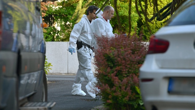 Polizisten der Spurensicherung gehen im Stadtteil Brebach-Fechingen von Saarbrücken zu dem Haus, in dem ein 59-Jähriger am Samstag zwei Männer erschossen und zwei Frauen verletzt hatte. (Bild: APA/dpa/Harald Tittel)