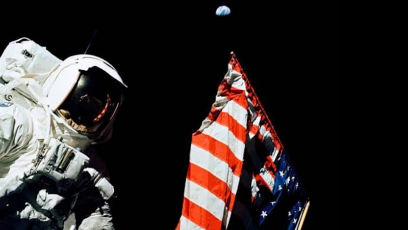 Astronaut Harrison Schmitt bei einem Spaziergang auf dem Mond (Bild: NASA)