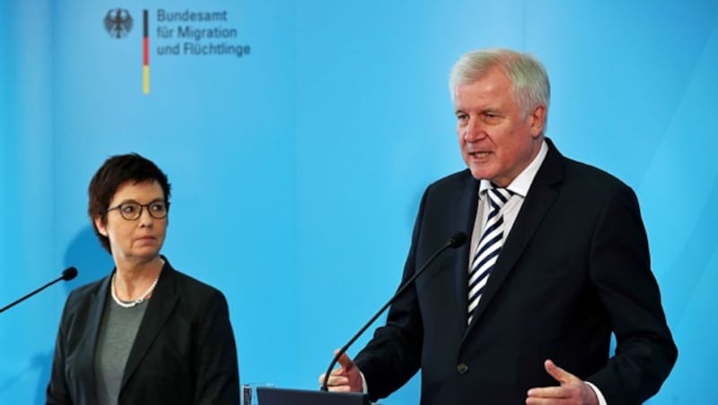 Der deutsche Innenminister Horst Seehofer mit Bamf-Präsidentin Jutta Cordt (Bild: APA/AFP/dpa/Daniel Karmann)