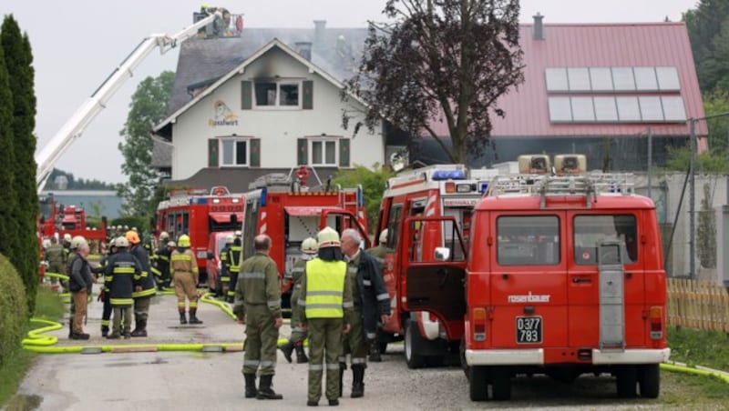 Großaufgebot von Feuerwehr am Einsatzort (Bild: manfredfesl.com)