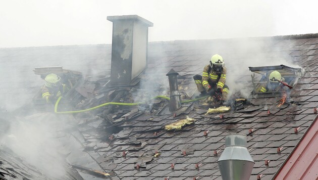 Das Dach muss für die Brandbekämpfung geöffnet werden. (Bild: manfredfesl.com)