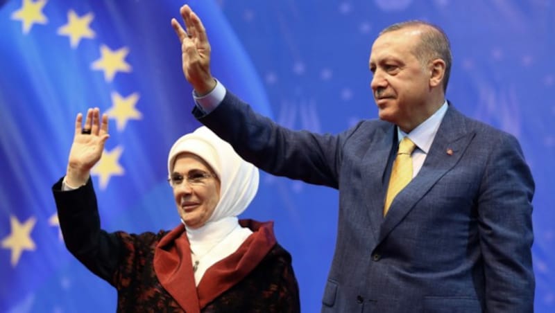 Recep Tayyip Erdogan und seine Frau Emine (Bild: AP)