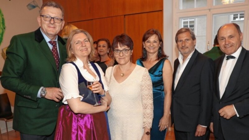 Ministerin Karin Kneissl mit Lebensgefährte Wolfgang Meilinger (ganz links), Marlies Sobotka, Susanne Riess, Johannes Hahn, Wolfgang Sobotka (Bild: Franz Neumayr / picturedesk.com)