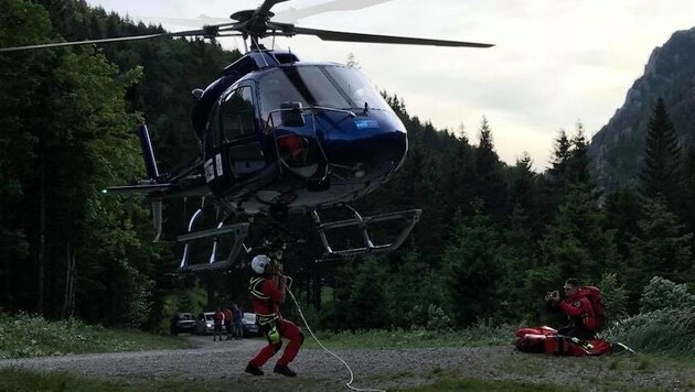 Notarzt und Bergretter werden vom Rettungshelikopter „Martin 3“ (Symbolbild) zur Unglücksstelle geflogen. (Bild: Bergrettung Gmunden)