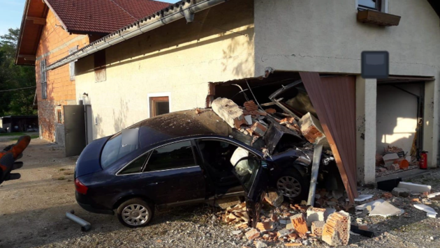 Der Wagen rammte in Waldzell die Garage, riss ein Loch in die Mauer. (Bild: FF Waldzell)