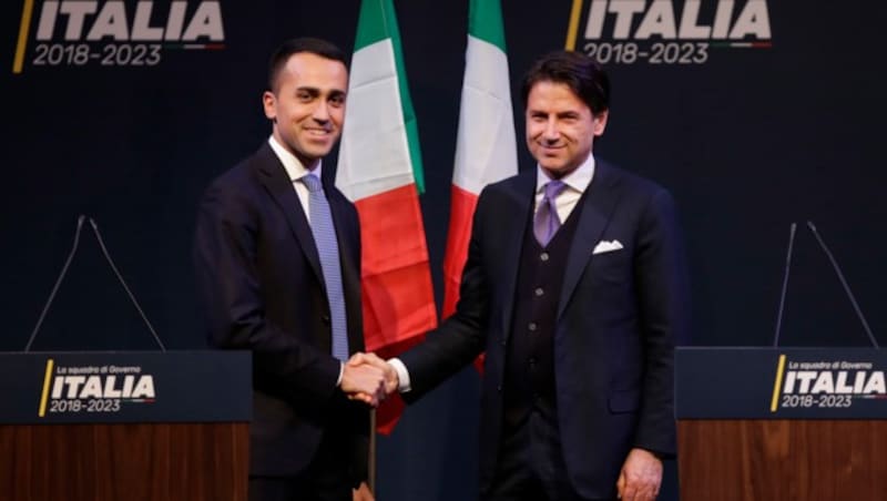 Luigi Di Maio (li.), Chef der Fünf-Sterne-Bewegung, mit Giuseppe Conte (re.), der als Premierminister nominiert wurde. (Bild: AP)