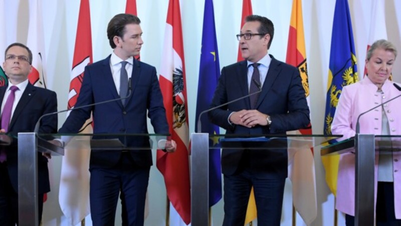 ÖVP-Klubobmann August Wöginger, Kanzler Sebastian Kurz, Vizekanzler Heinz-Christian Strache und Sozialministerin Beate Hartinger-Klein (v.l.n.r.) präsentierten am Dienstag die Reformpläne. (Bild: APA/ROLAND SCHLAGER)