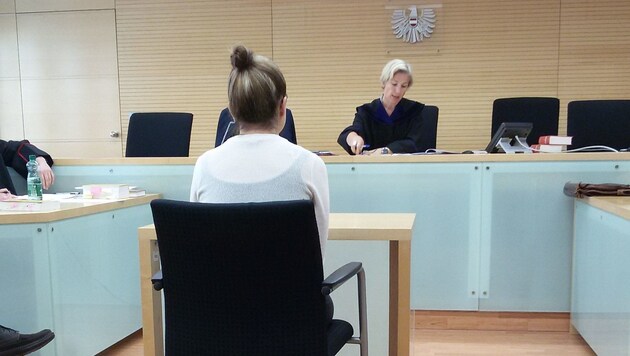 Die Angeklagte vor Richterin Verena Offer. (Bild: Andreas Moser)