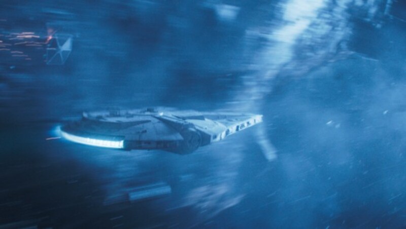 Der Millenium Falke fliegt in „Solo“ den legendären Kessel Run. (Bild: Disney/Lucasfilm)