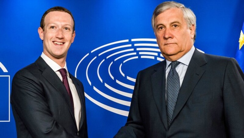 Facebook-Chef Mark Zuckerberg und EU-Parlamentspräsident Antonio Tajani vor Beginn der Anhörung (Bild: AP)