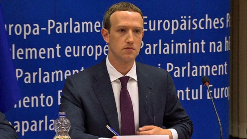 Zuckerberg wurde im Mai im EU-Parlament zum Datenskandal um die mittlerweile bankrotte Firma Cambridge Analytica befragt. (Bild: APA/AFP/EBS)