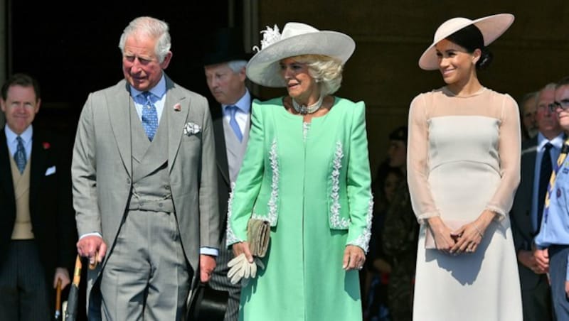 Meghan mit ihrem gefeierten Schwiegervater, Prinz Charles, und seiner Frau Camilla (Bild: APA/AFP/POOL/Dominic Lipinski)