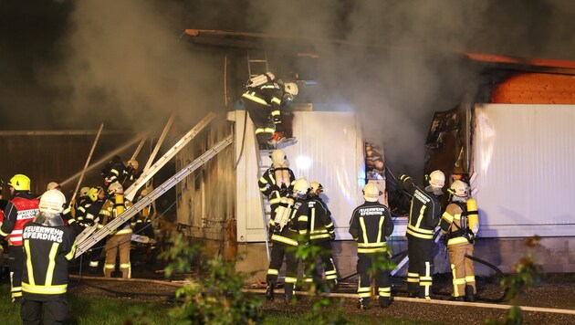 Die Container-Unterkunft wurde vernichtet (Bild: laumat.at/Matthias Lauber)