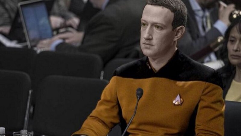 Auf Twitter kursiert diese Fotomontage, in der Zuckerberg als „Mr. Data Accumulator“ (Deutsch: Mr. Datensammler) dargestellt wird. Eine Hommage an den neugierigen Androiden Data aus „Star Trek“, der Daten über die Menschen sammelt, um selbst menschlicher zu werden. (Bild: twitter.com)