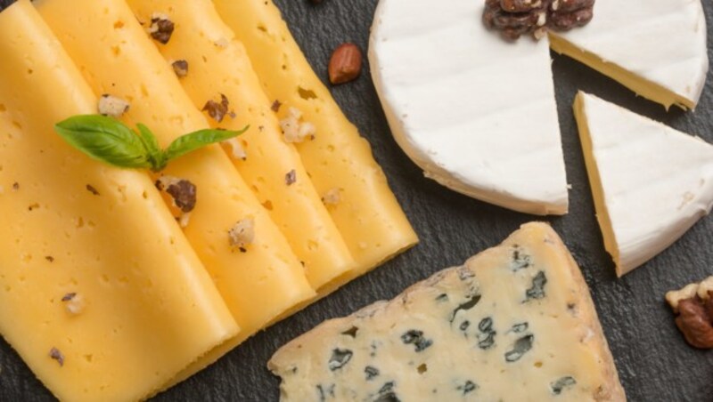 Schließt Käse wirklich den Magen? Gängige Ernährungsmythen sagen ja. (Bild: fotolia.com/ Anton)